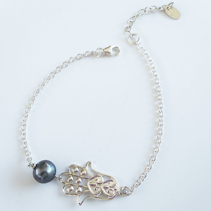 Armband med grå odlade pärlor och Fatmas hand på 925 silverkedja