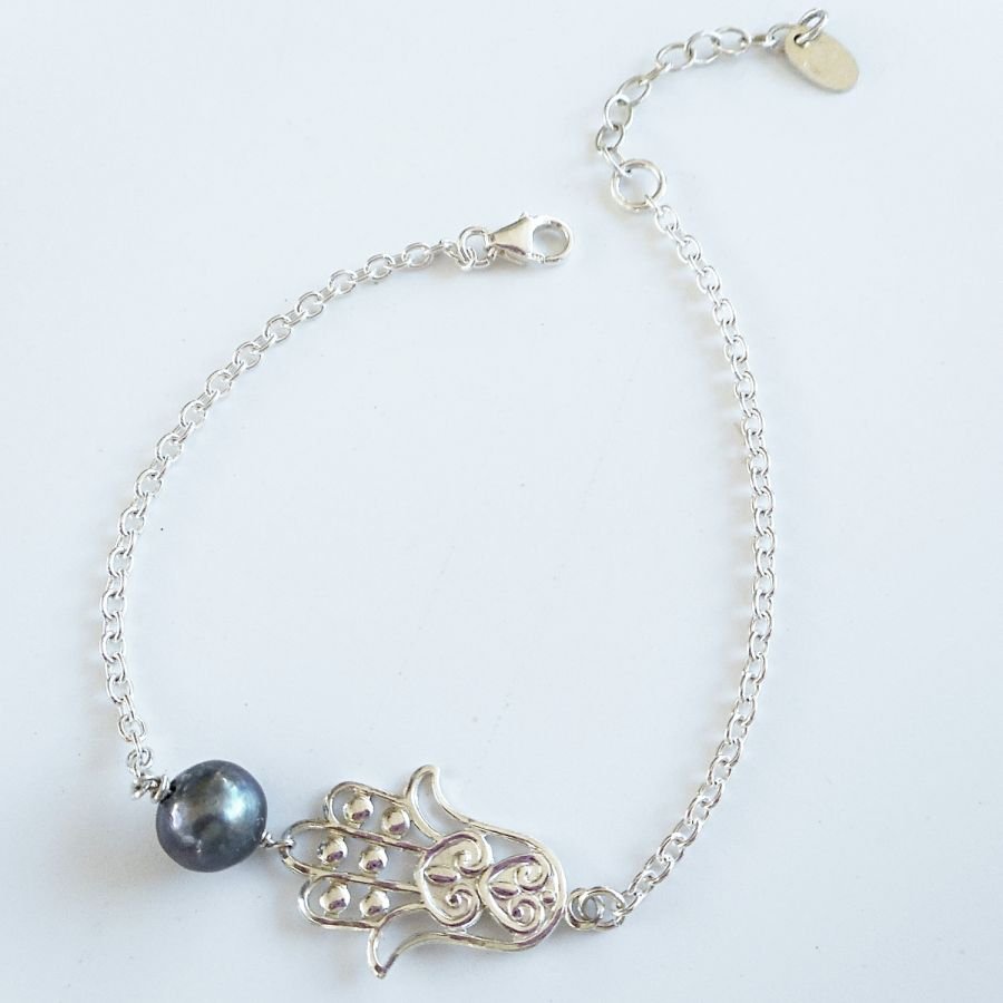 Armband med grå odlade pärlor och Fatmas hand på 925 silverkedja