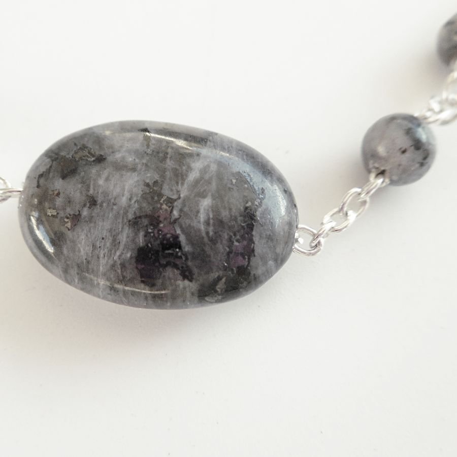 Armband med grå labradoritstenar på kedja i 925 silver