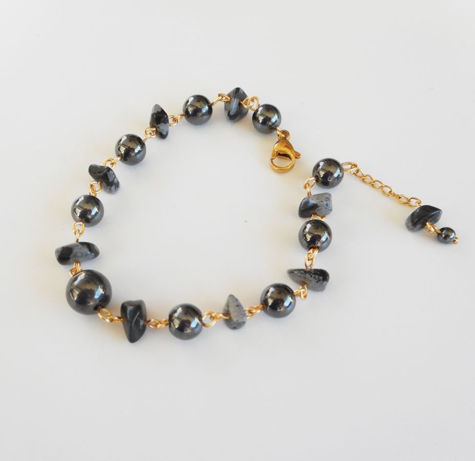 Armbandet med hematit och obsidiansten
