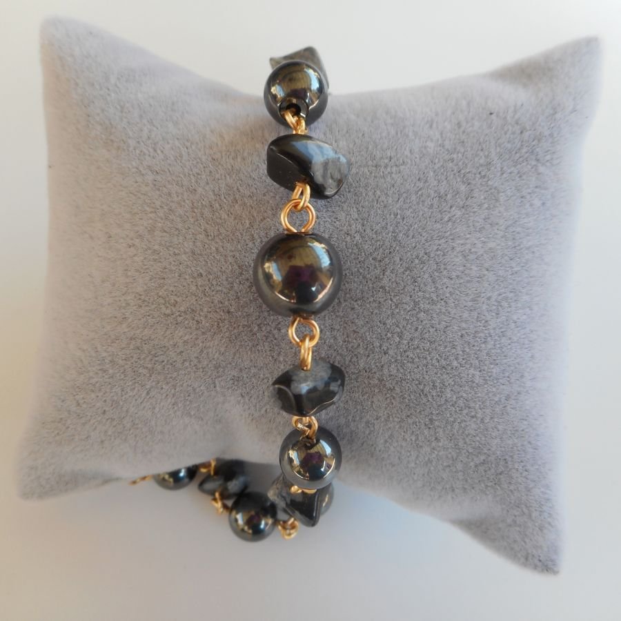 Armbandet med hematit och obsidiansten