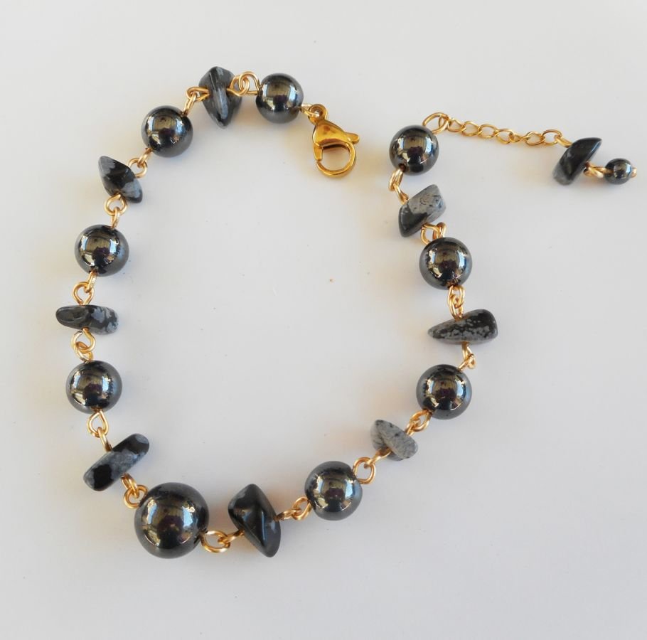 Armbandet med hematit och obsidiansten