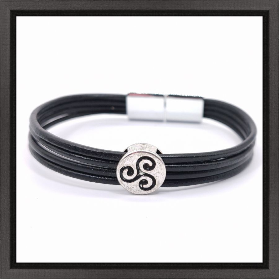 Tricel-armband på flera lädersträngar 