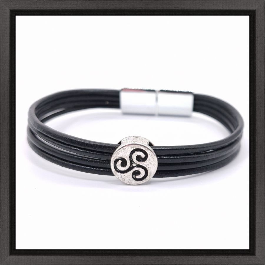 Tricel-armband på flera lädersträngar 