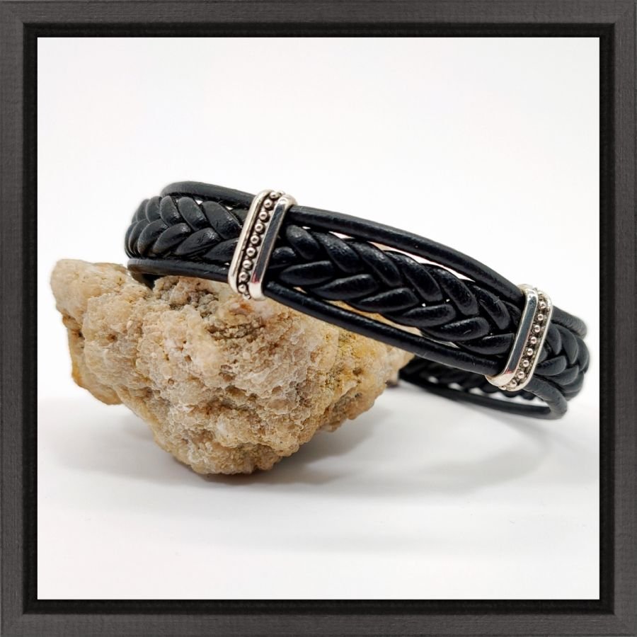 Flätat armband på svart läderlina