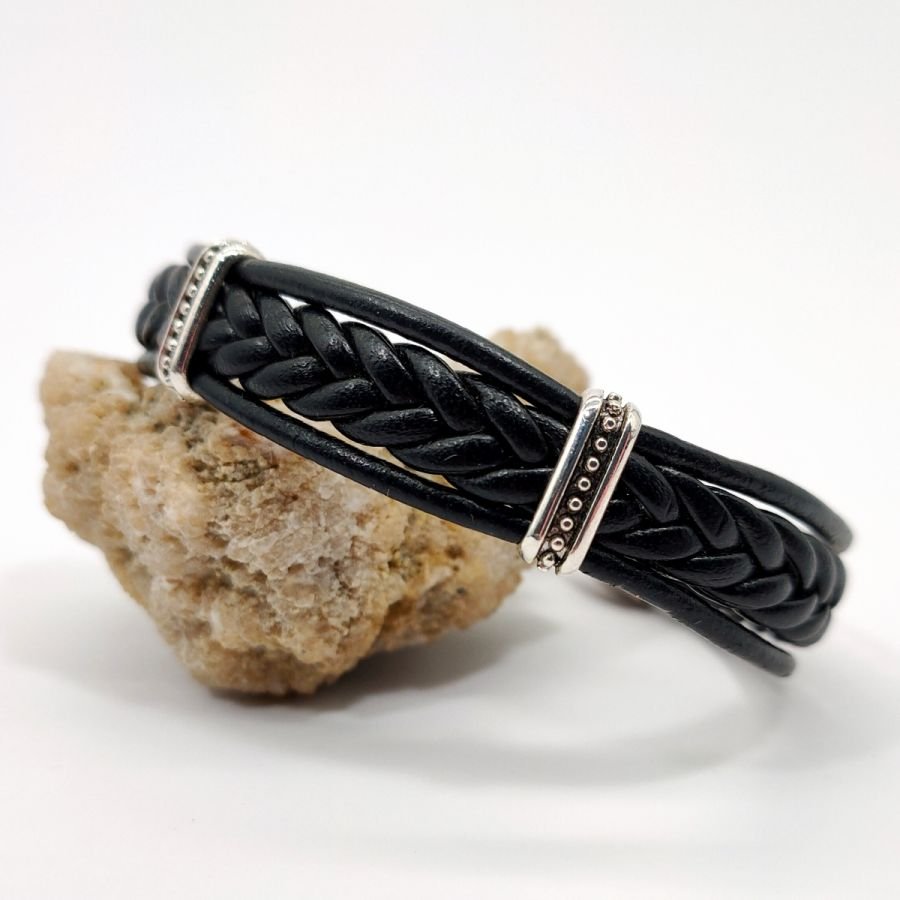 Flätat armband på svart läderlina