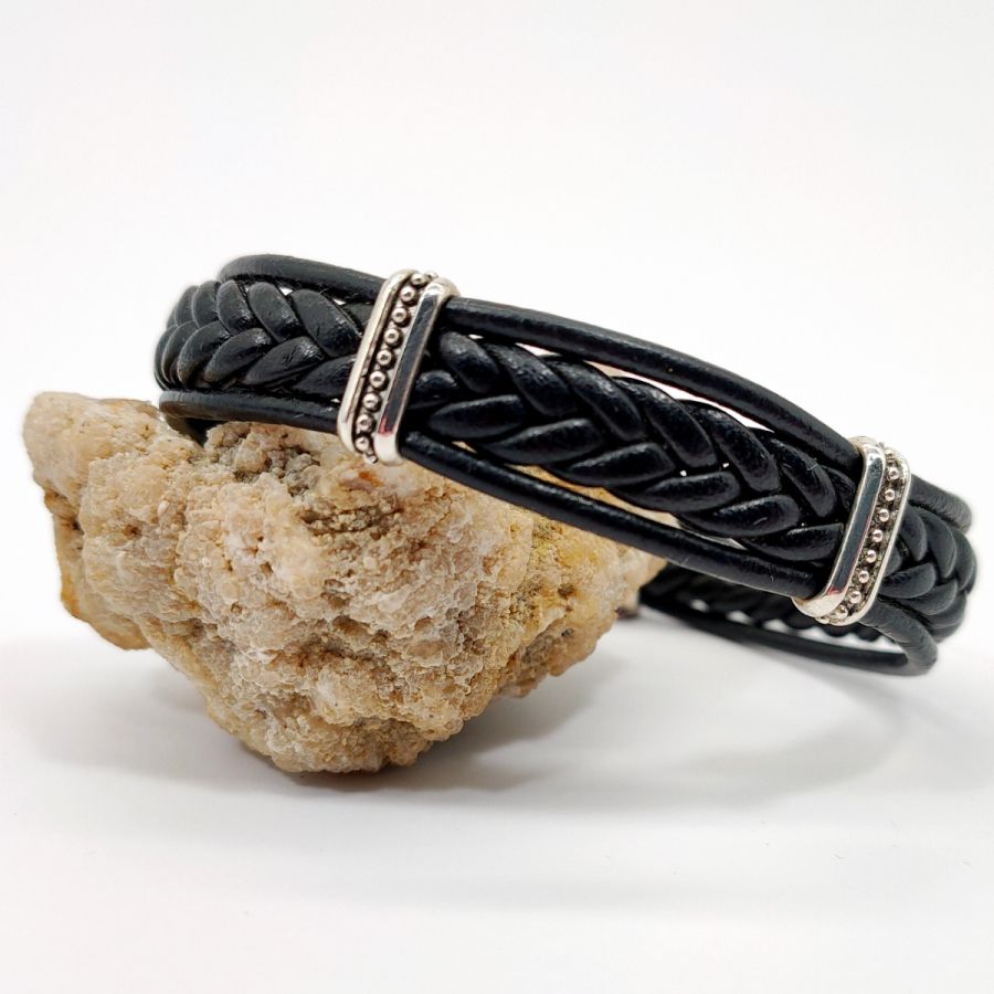 Flätat armband på svart läderlina