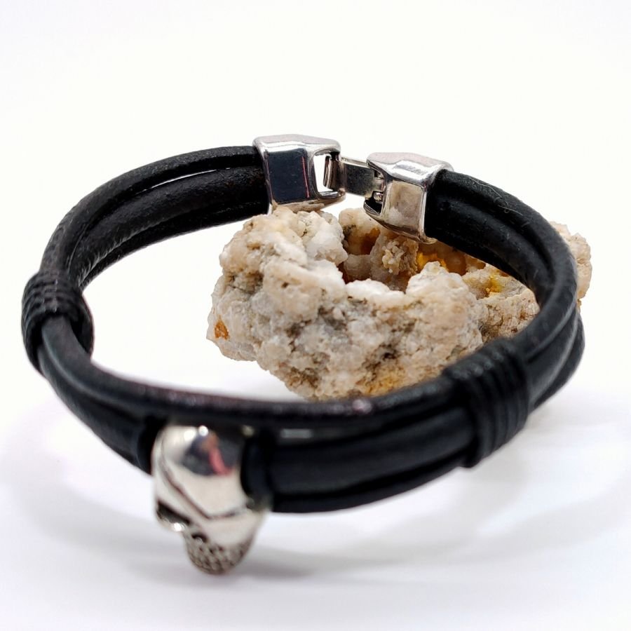 Armband med dödskalle och korsben på svarta läderband