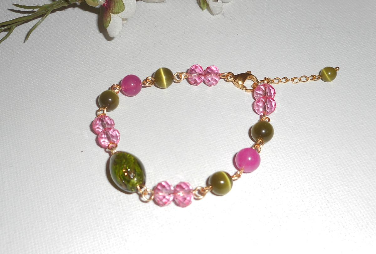 Muranoglas och armband i rosa och grön kristall på guldstålkedja