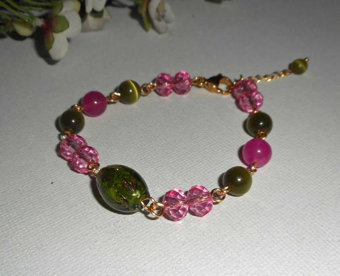 Muranoglas och armband i rosa och grön kristall på guldstålkedja