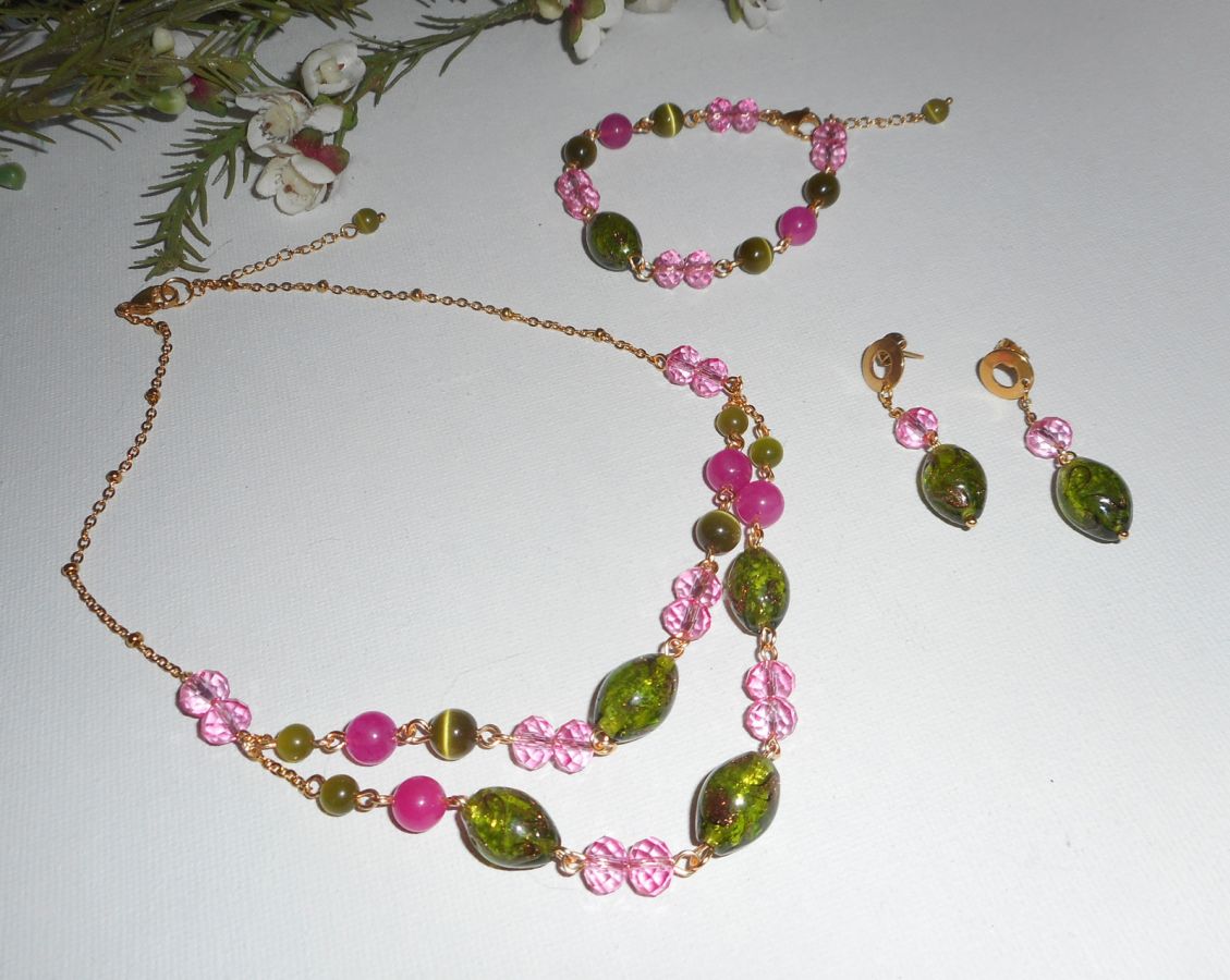 Muranoglas och armband i rosa och grön kristall på guldstålkedja