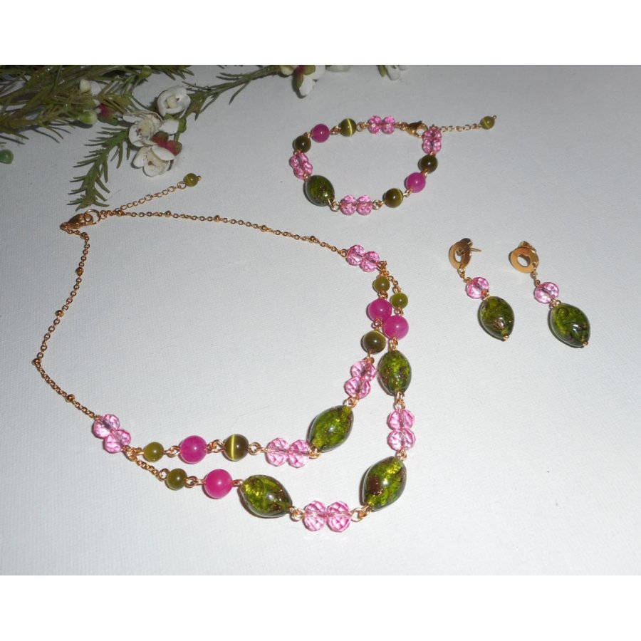 Muranoglas och armband i rosa och grön kristall på guldstålkedja