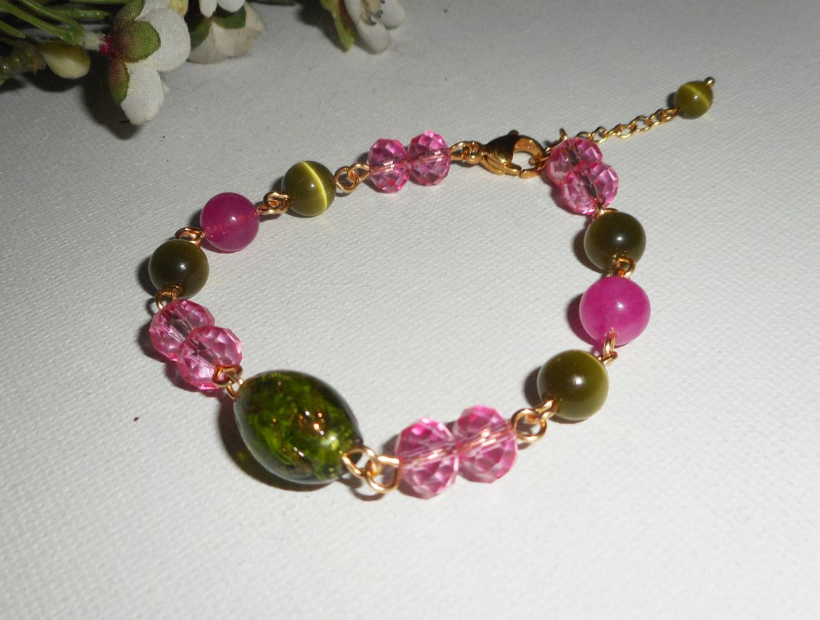 Muranoglas och armband i rosa och grön kristall på guldstålkedja