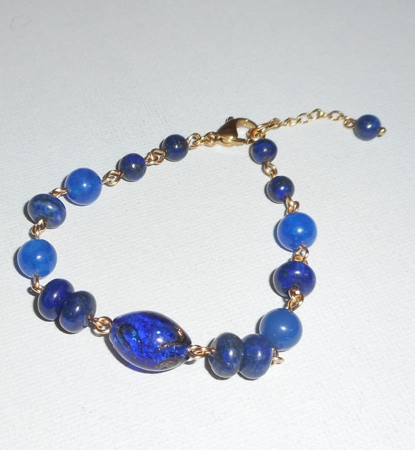 Armband i muranoglas och blå halvädelstenar