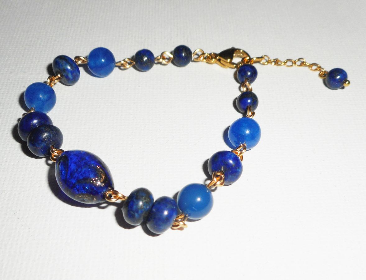 Armband i muranoglas och blå halvädelstenar