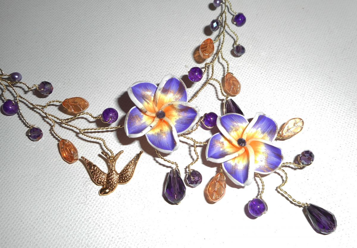 Luftigt halsband med hibiskusblommor och lila kristallpärlor