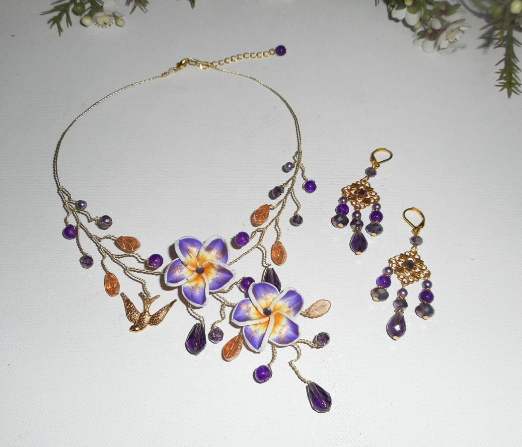 Luftigt halsband med hibiskusblommor och lila kristallpärlor