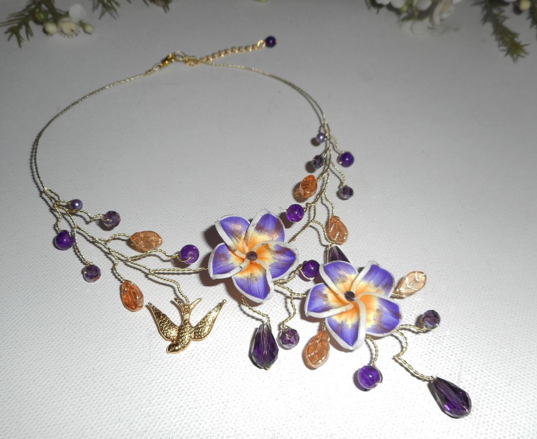 Luftigt halsband med hibiskusblommor och lila kristallpärlor