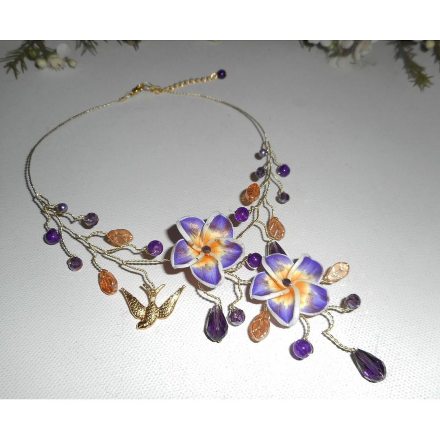 Luftigt halsband med hibiskusblommor och lila kristallpärlor