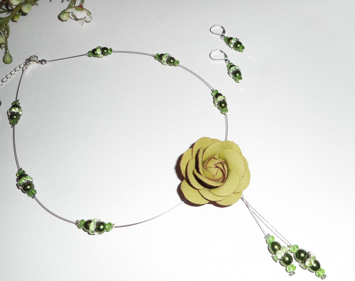 Halsband med gröna pärlemor glaspärlor och kristallkabel med läder rose