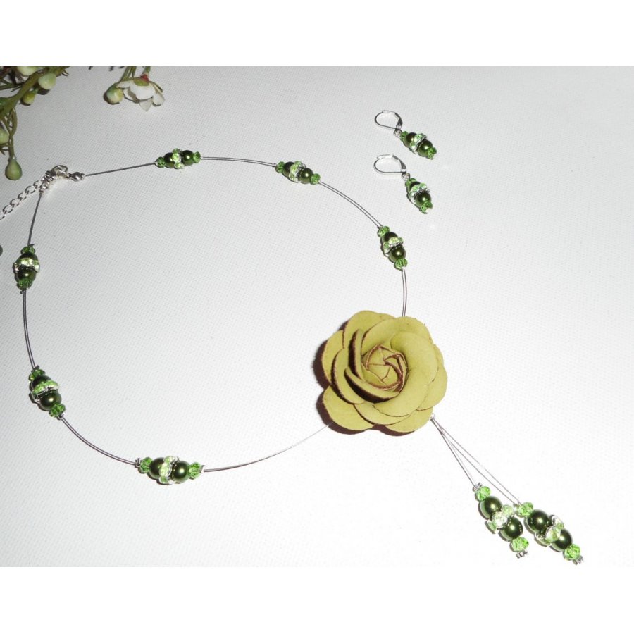 Halsband med gröna pärlemor glaspärlor och kristallkabel med läder rose