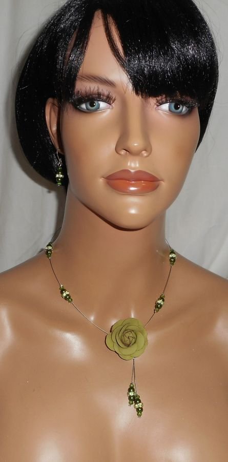 Halsband med gröna pärlemor glaspärlor och kristallkabel med läder rose