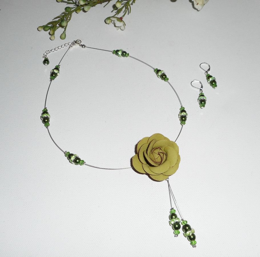 Halsband med gröna pärlemor glaspärlor och kristallkabel med läder rose