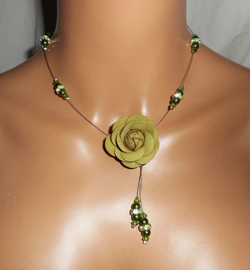 Halsband med gröna pärlemor glaspärlor och kristallkabel med läder rose