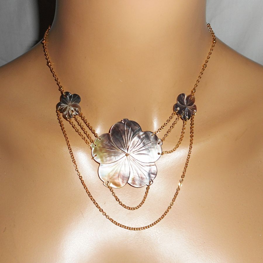 Pärlemorsblomma halsband med guldkedja