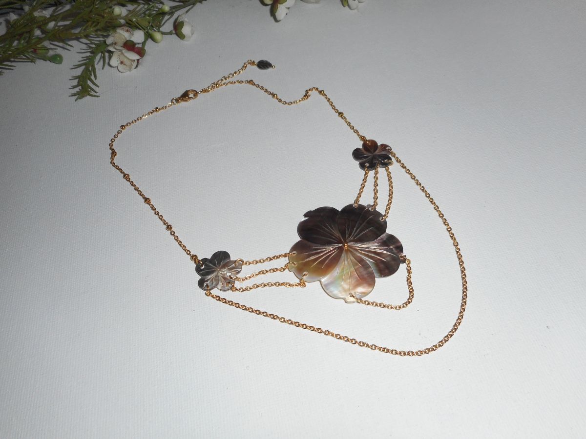 Pärlemorsblomma halsband med guldkedja