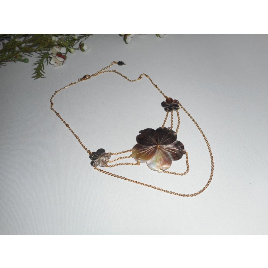 Pärlemorsblomma halsband med guldkedja