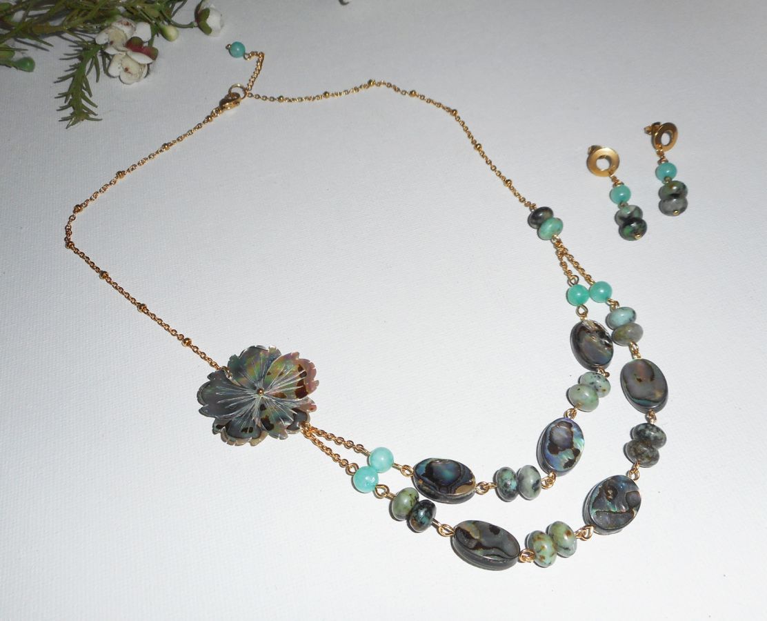 Halsband set med gröna jaspis stenar med blommor och dubbel rad abalone puckar