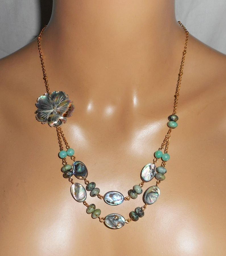Halsband set med gröna jaspis stenar med blommor och dubbel rad abalone puckar