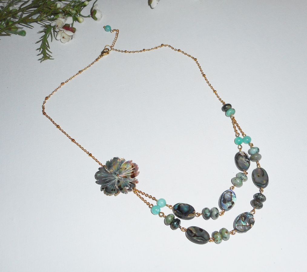 Halsband set med gröna jaspis stenar med blommor och dubbel rad abalone puckar