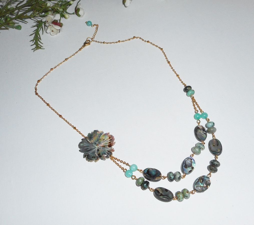 Halsband set med gröna jaspis stenar med blommor och dubbel rad abalone puckar
