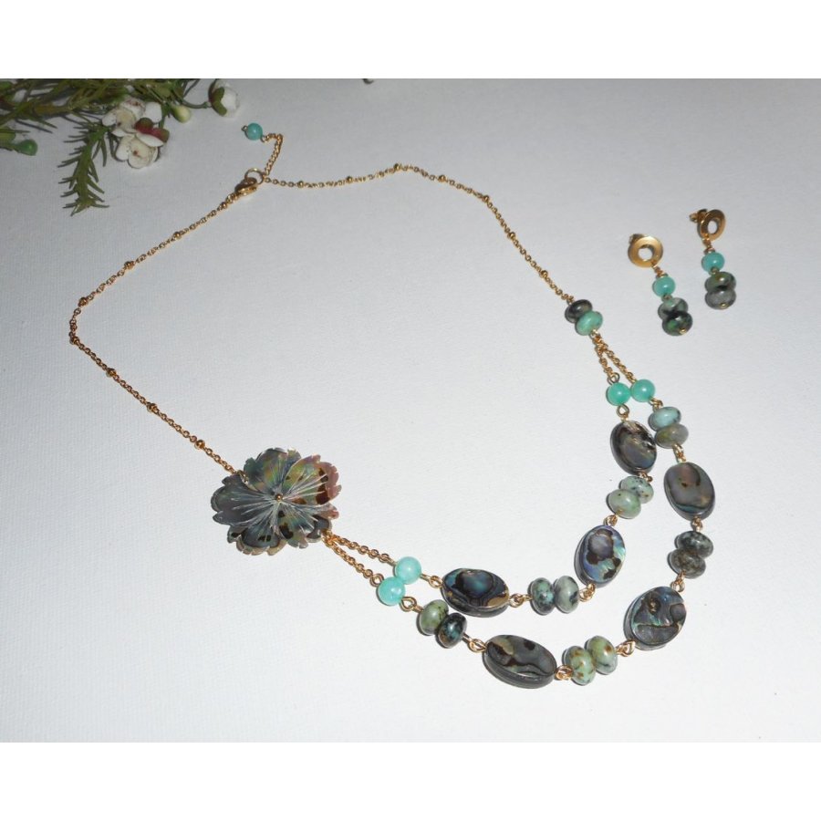 Halsband set med gröna jaspis stenar med blommor och dubbel rad abalone puckar