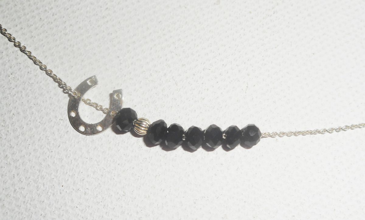 Halsband i 925 silver med liten hästsko och svarta kristallpärlor