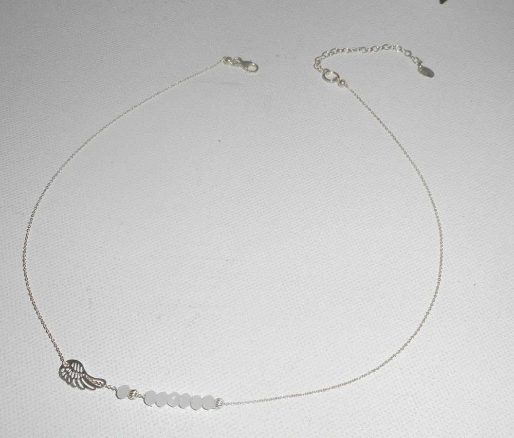 Halsband i 925 silver med små vingar och vita kristallpärlor