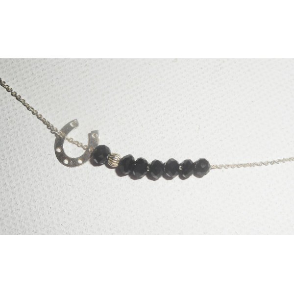 Halsband i 925 silver med liten hästsko och svarta kristallpärlor