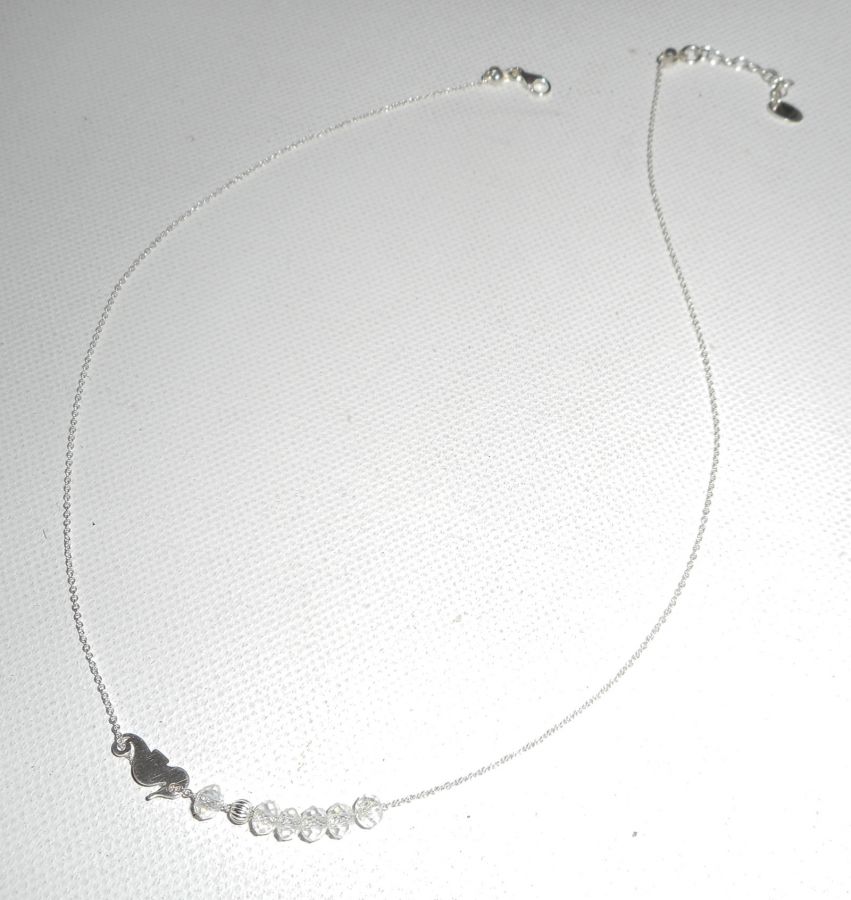 Halsband i 925 silver med liten sjöhäst och kristallpärlor