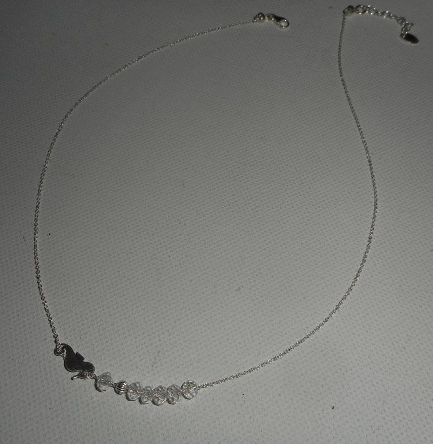 Halsband i 925 silver med liten sjöhäst och kristallpärlor