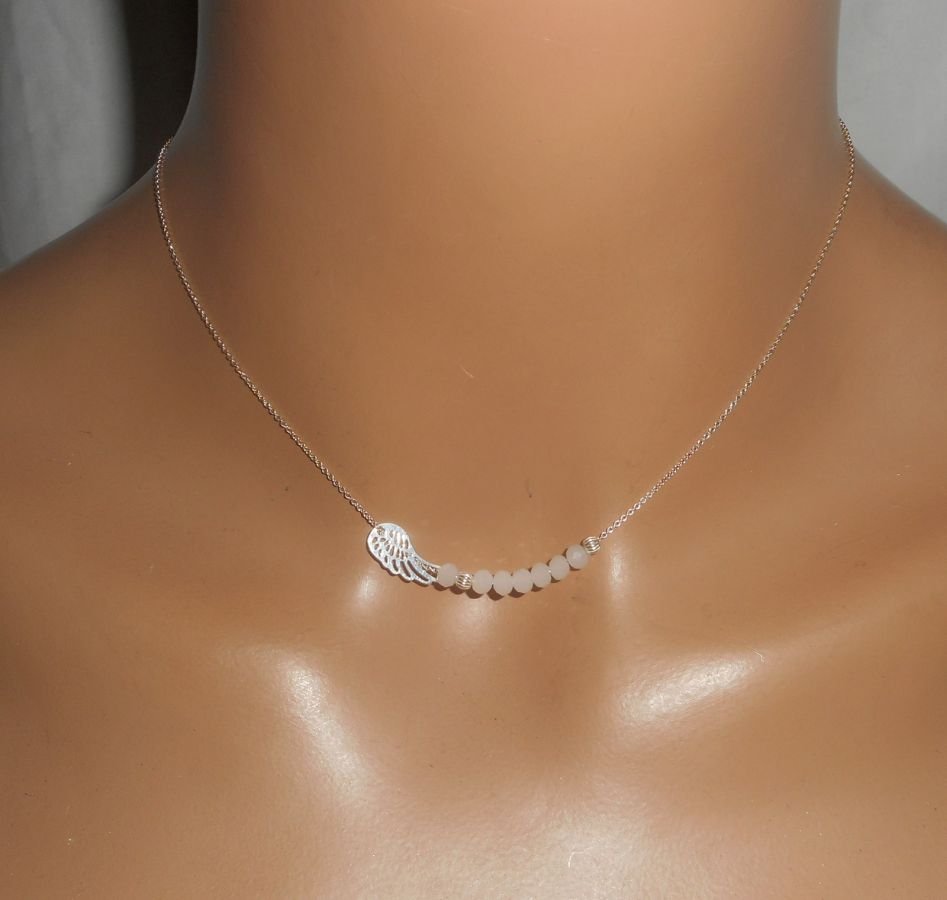 Halsband i 925 silver med små vingar och vita kristallpärlor