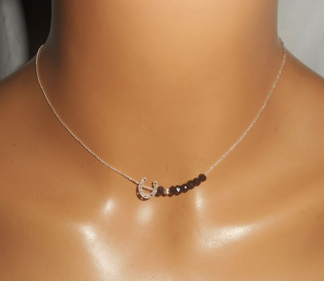 Halsband i 925 silver med liten hästsko och svarta kristallpärlor