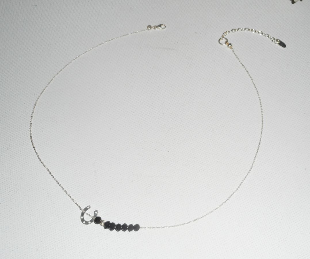 Halsband i 925 silver med liten hästsko och svarta kristallpärlor