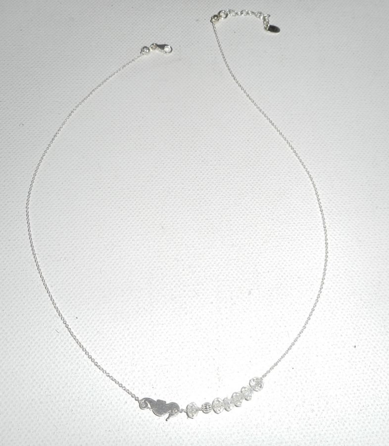 Halsband i 925 silver med liten sjöhäst och kristallpärlor