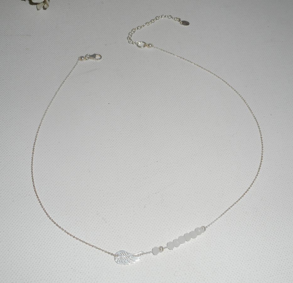 Halsband i 925 silver med små vingar och vita kristallpärlor