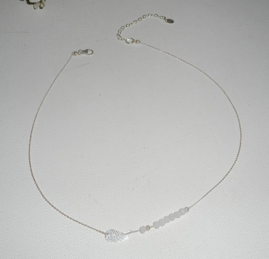 Halsband i 925 silver med små vingar och vita kristallpärlor