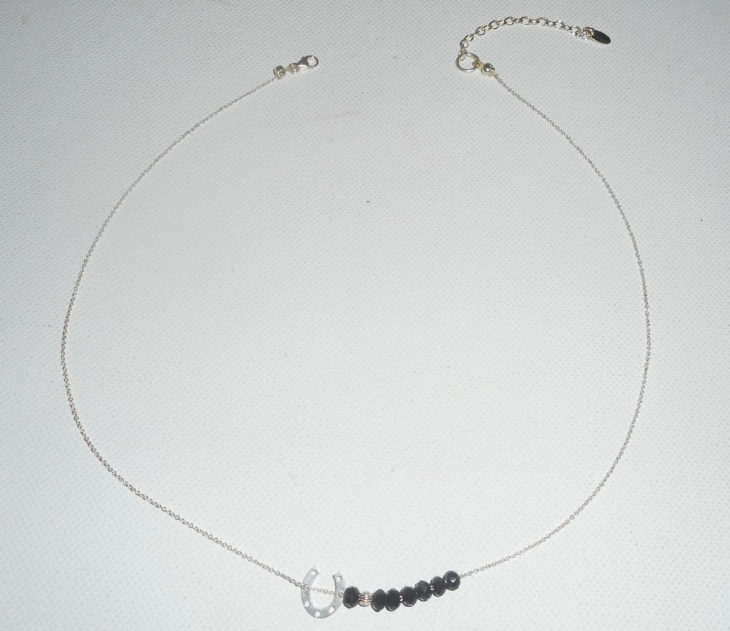 Halsband i 925 silver med liten hästsko och svarta kristallpärlor