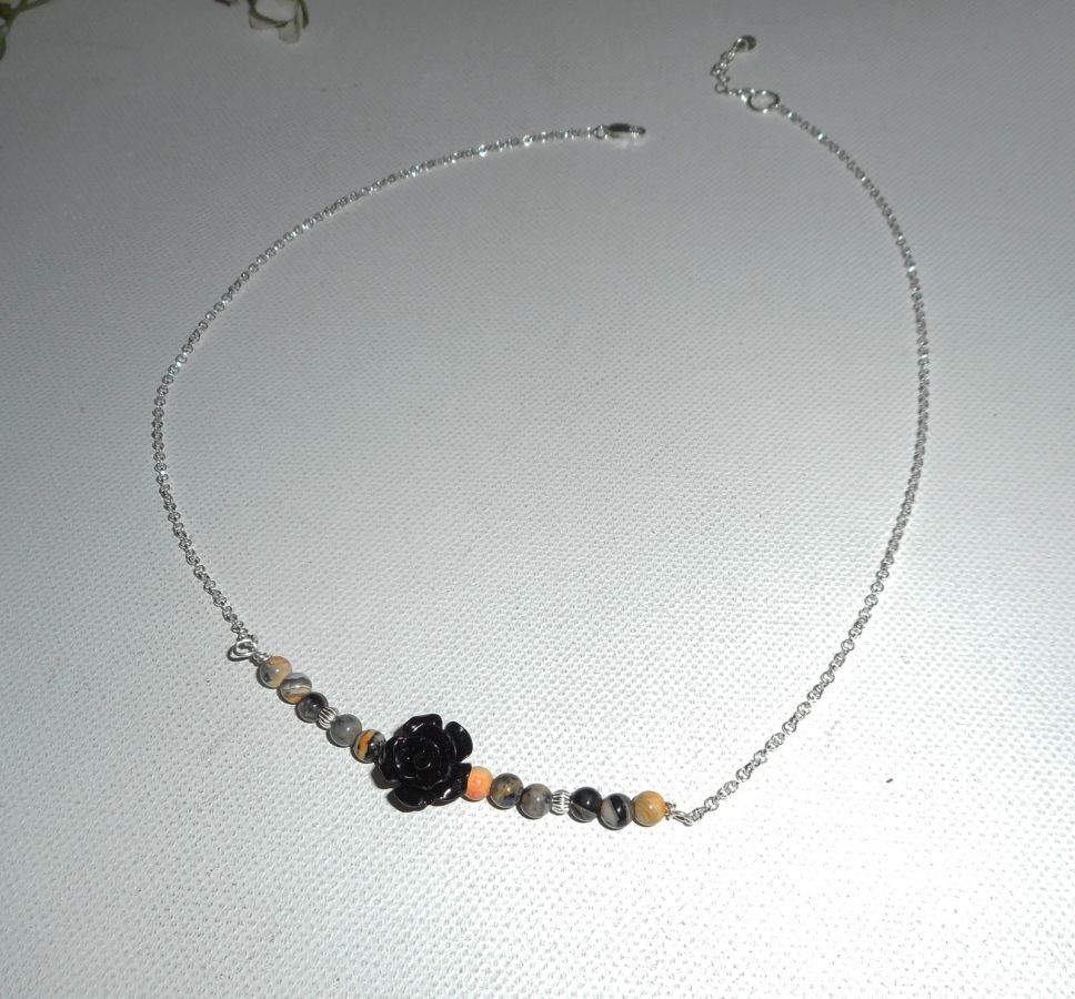 Rosa halsband med svart gorgonian och små agater på 925 silverkedja.