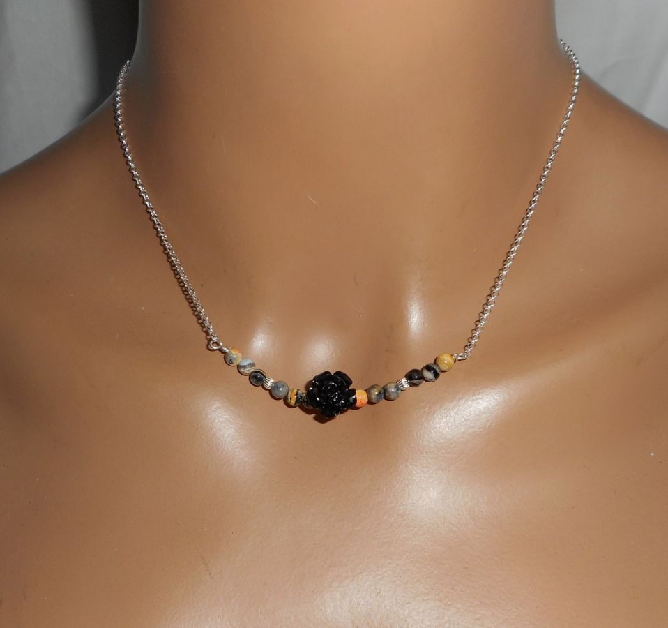 Rosa halsband med svart gorgonian och små agater på 925 silverkedja.